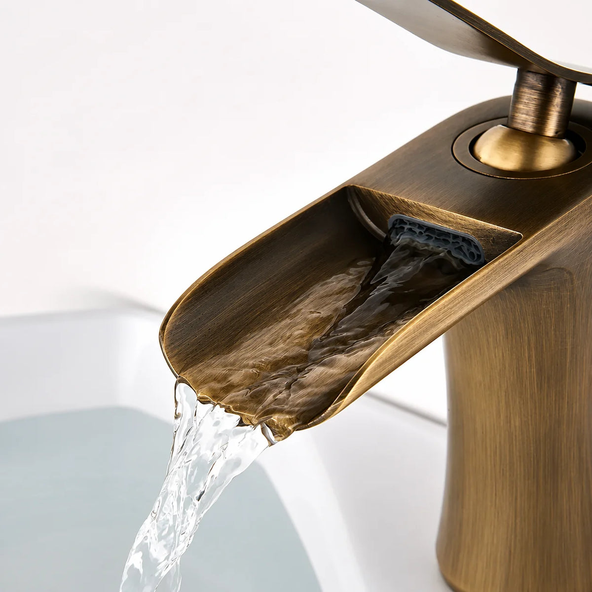 Robinet de salle de bain cascade en laiton